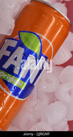 Lattina di Fanta soda isolata su ghiaccio con gocce d'acqua Foto Stock