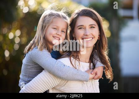 Ceneri la mia più grande piccola benedizione. Ritratto di una madre e sua figlia piccola che si legano insieme all'esterno. Foto Stock