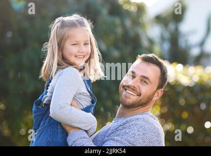 È così energizzante per trascorrere del tempo fuori. Ritratto di un padre e di sua figlia che si legano insieme all'esterno. Foto Stock