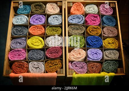 Un primo colpo di vari colori di foulard di pashmina di seta etnica in scatole Foto Stock