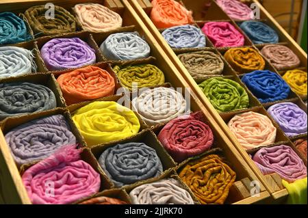 Un primo colpo di vari colori di foulard di pashmina di seta etnica in scatole Foto Stock