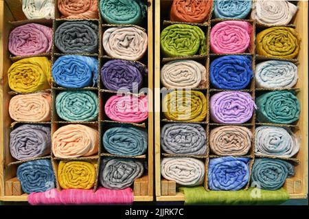 Un primo colpo di vari colori di foulard di pashmina di seta etnica in scatole Foto Stock