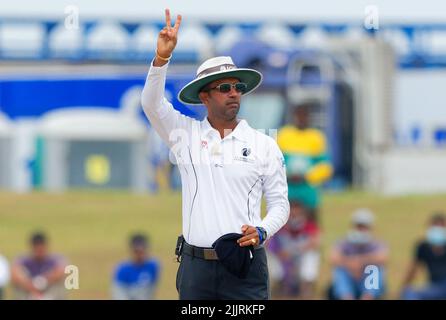 Galle, Sri Lanka. 28th luglio 2022. L'umpire Kumar Dharmasena reagisce durante il 5th giorno della partita di cricket di prova 2nd tra Sri Lanka e Pakistan al Galle International Cricket Stadium di Galle il 28th luglio 2022. Viraj Kothalwala/Alamy Live News Foto Stock