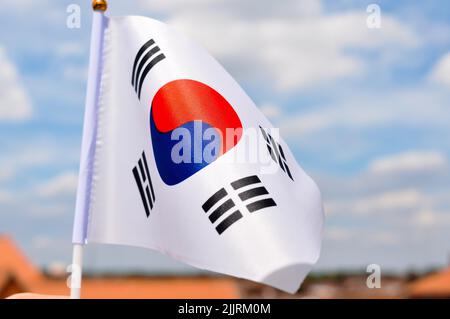 bandiera nazionale della corea del sud su sfondo cielo blu da vicino Foto Stock