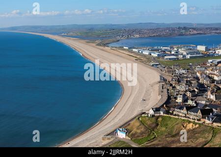 Inghilterra, Dorset, Weymouth, Portland, vista di Chesil Beach e Fortuneswell da Portland Bill Foto Stock