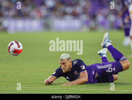 Orlando, FL: Il difensore della città di Orlando Robin Jansson (6) testa la palla di nuovo al portiere Pedro Gallese (1) durante il Semifinale della U.S. Open Cup di Lamar Hunt Foto Stock