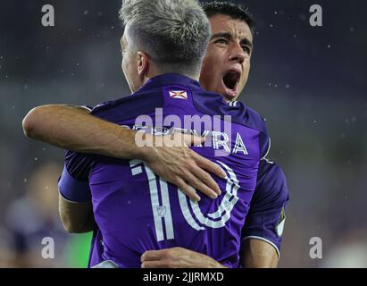 Orlando, FL: Orlando City difensore João Moutinho (4) abbraccia il centrocampista Mauricio Pereyra (10) dopo aver segnato durante la Lamar Hunt U.S. Open Cup Semifi Foto Stock