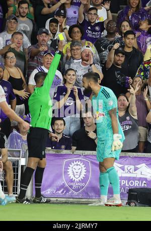 Orlando, FL: M1 è dato un giallo per discutere con l'arbitro durante la partita MLS della tazza aperta degli Stati Uniti della lamar Hunt contro la città di Orlando, Mer Foto Stock