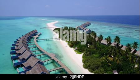 I bungalow sull'acqua con piscine nelle Maldive Foto Stock
