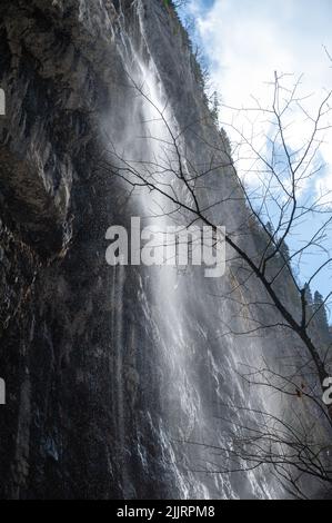 Cascata di montagna in Abkhazia. Il vento soffia via la pressione dell'acqua Foto Stock