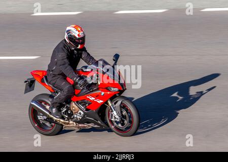 Red BMW S1000 RR moto viaggiando sull'autostrada M6, Regno Unito Foto Stock