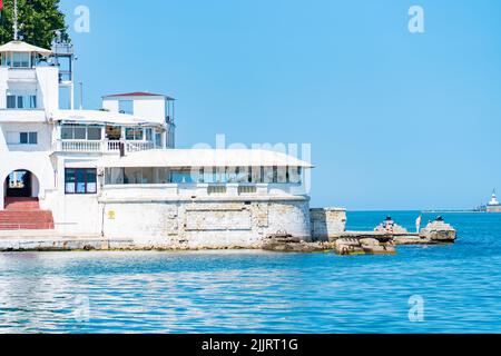 RUSSIA, CRIMEA - LUG 08, 2022: Sevastopol Crimea russia mare baia blu costa acqua giorno mangust, concetto pattuglia marino per l'europa dalla natura capo, sole Foto Stock