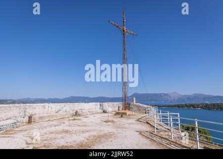 Croce di metallo sulla cima della vecchia fortezza veneziana nella città di Corfù, su un'isola greca di Corfù Foto Stock