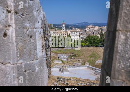 Vista aerea dalla vecchia Fortezza Veneziana nella città di Corfù su un'isola greca di Corfù, Torre di San Spyridon Chiesa Foto Stock