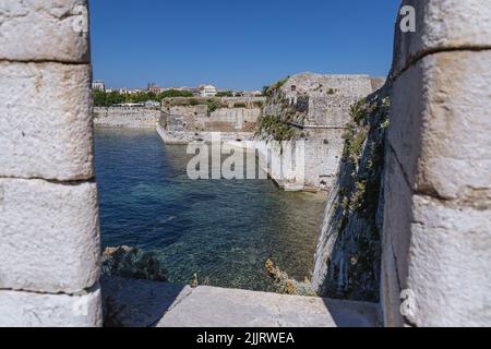 Vista dall'antica fortezza veneziana nella città di Corfù, su un'isola greca di Corfù Foto Stock