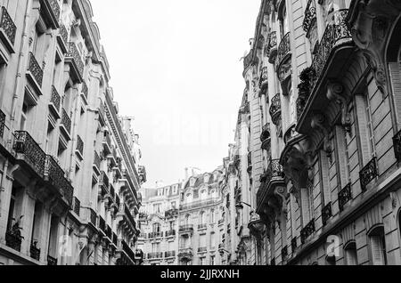 Un angolo basso di splendidi vecchi edifici di Parigi, Francia girato in scala di grigi Foto Stock