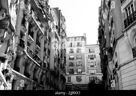 Un angolo basso di splendidi vecchi edifici di Parigi, Francia girato in scala di grigi Foto Stock