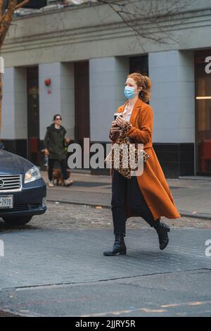 Un colpo verticale di una bella donna durante la New York Fashion Week Foto Stock