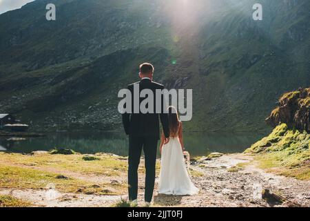 Vista posteriore di una sposa in attesa di un incontro con lo sposo. Matrimonio di festa. Vacanze per gli amanti. Foto Stock