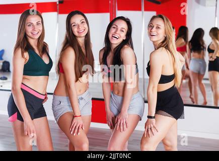 Donne che si rilassano in pole dancing classe Foto Stock