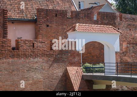 Attraversa il fossato, parte delle fortificazioni storiche nella città vecchia di Varsavia, capitale della Polonia Foto Stock