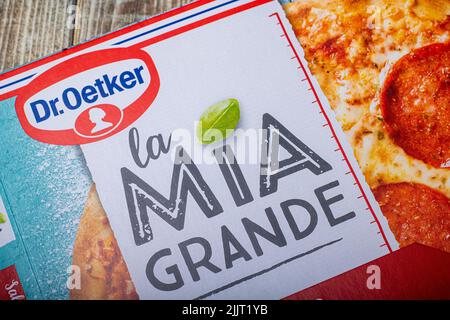 Primo piano di un imballaggio di pizza congelata a marchio 'la mia Grande' del produttore alimentare tedesco 'Dr. Oetker' Foto Stock