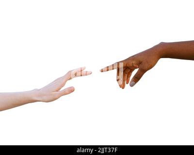 Mani umane bianche e nere che raggiungono l'una verso l'altra isolate su sfondo bianco. Amicizia e rispetto razziale concetto Foto Stock