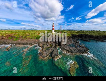 Vista aerea che torreggia sulle scogliere del Faro di Albion sull'isola di Mauritius, che offre una vista panoramica delle formazioni rocciose e delle scogliere del mare blu Foto Stock