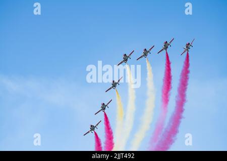 La squadra aerobatica di Eagle Patrol dell'aeronautica spagnola che ha disegnato la bandiera spagnola in aria durante la Giornata delle forze armate. Foto Stock