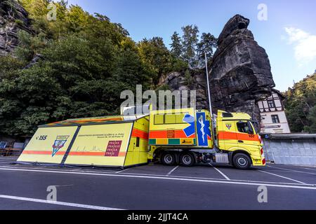 Hrensko, Repubblica Ceca. 27th luglio 2022. Il modulo Golem EMS Truck a Hrensko, Repubblica Ceca, il 27 luglio 2022. Un grande incendio forestale nel Parco Nazionale Ceske Svycarsko (Svizzera ceca) si è diffuso per il quarto giorno consecutivo. Credit: Vojtech Hajek/CTK Photo/Alamy Live News Foto Stock