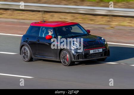 2021 Black MINI JOHN COOPER LAVORA 1998cc benzina 6 Speed automatico; viaggiando sull'autostrada M6, Regno Unito Foto Stock