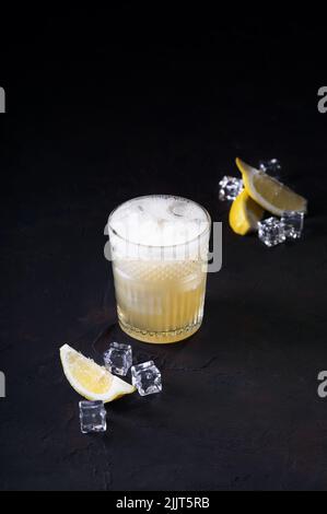 Famoso cocktail Maracuya Sour, fatto di maracuya e succo di lime, pisco, sciroppo e albume d'uovo. Messa a fuoco selettiva Foto Stock