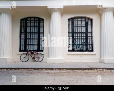 Londra, Greater London, Inghilterra, giugno 30 2022: Biciclette rosse e blu parcheggiate lungo il Mall da una finestra Foto Stock