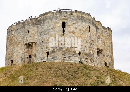 Storica torre medievale di Clifford nel centro di York, North Yorkshire, Inghilterra, Regno Unito Foto Stock