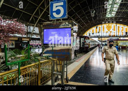 Bangkok, Tailandia. 28th luglio 2022. Presso la stazione di Hua Lamphong viene visualizzato un cartello con la scritta escursione in treno a vapore ad Ayutthaya. I fan reali e gli appassionati di treno si riuniscono sulla piattaforma in direzione nord alla stazione di Hua Lamphong a Bangkok per un viaggio commemorativo in treno a vapore ad Ayutthaya (l'ex capitale del Siam) in occasione del 70th compleanno del re HM Vajiralongkorn il 28 luglio 2022. Le locomotive a vapore dell'era della seconda guerra mondiale sono state restaurate per un uso limitato e commemorativo per il turismo. Credit: SOPA Images Limited/Alamy Live News Foto Stock