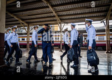 Bangkok, Tailandia. 28th luglio 2022. I conduttori dei treni e il personale delle ferrovie statali si salutano prima della partenza. I fan reali e gli appassionati di treno si riuniscono sulla piattaforma in direzione nord alla stazione di Hua Lamphong a Bangkok per un viaggio commemorativo in treno a vapore ad Ayutthaya (l'ex capitale del Siam) in occasione del 70th compleanno del re HM Vajiralongkorn il 28 luglio 2022. Le locomotive a vapore dell'era della seconda guerra mondiale sono state restaurate per un uso limitato e commemorativo per il turismo. Credit: SOPA Images Limited/Alamy Live News Foto Stock