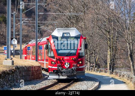 Un famoso treno alpino rosso Bernina Express in Svizzera Foto Stock