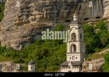 Antica città caverna chufut bakhchisaray strada crimea fortezza medievale pietra, per edificio soleggiato per il turismo per l'albero di roccia, karaite calcare. Visualizza le rovine Foto Stock