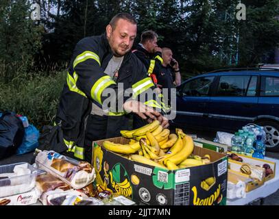 Hrensko, Repubblica Ceca. 27th luglio 2022. Cibo per vigili del fuoco nel sito vicino a Mezna nel Parco Nazionale Ceske Svycarsko (Svizzera Ceca), Repubblica Ceca, 27 luglio 2022. L'incendio nel parco nazionale si è diffuso per il quarto giorno consecutivo. Credit: Vojtech Hajek/CTK Photo/Alamy Live News Foto Stock