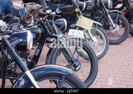 Lublino, Polonia. 24 luglio 2022. Vecchie motociclette parcheggiate all'oldtimer motorshow Foto Stock