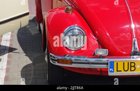 Lublino, Polonia. 23 luglio 2022. Classico rosso tedesco auto volkswagen scarabeo Foto Stock