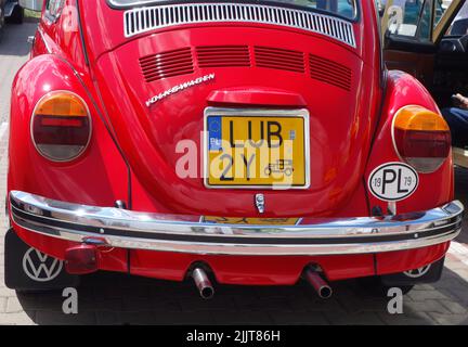 Lublino, Polonia. 23 luglio 2022. Classico rosso tedesco auto volkswagen scarabeo Foto Stock