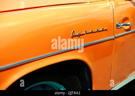 Lublino, Polonia. 24 luglio 2022. Classica vettura polacca Syrena in arancione brillante Foto Stock