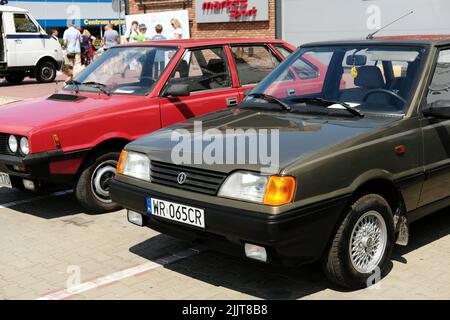 Lublino, Polonia. 24 luglio 2022. Due generazioni di vecchia macchina lucidante ust Polonez Foto Stock