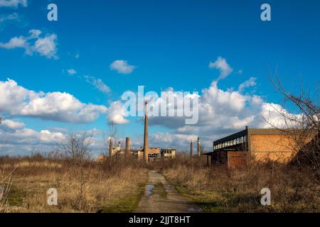 Una fabbrica di viscosa devastata nella città di Loznica in Serbia Foto Stock