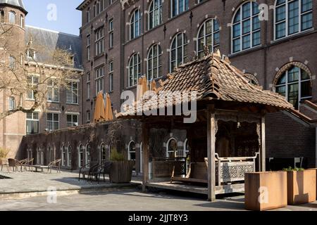 Vista giardino facciata architettura dell'edificio storico Tropics Institute e museo di Amsterdam Foto Stock