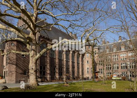 Vista giardino facciata architettura dell'edificio storico Tropics Institute e museo di Amsterdam Foto Stock