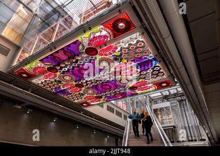 Motivi colorati in mostra nel corridoio della scala visto dal basso attraverso le lastre di vetro nel deposito d'arte Boijmans van Beuningen con i visitatori pass Foto Stock