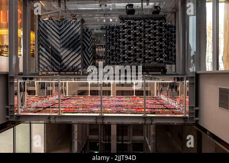 Opere d'arte colorate in mostra nel corridoio del deposito d'arte di Boijmans van Beuningen Foto Stock