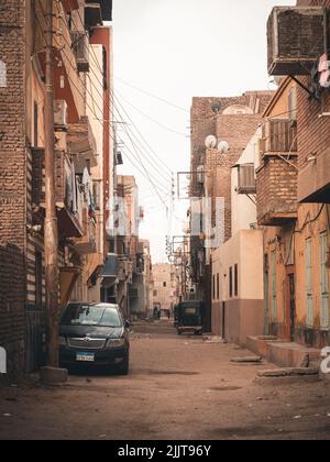 Una splendida vista su una strada con auto parcheggiate e vecchi edifici Foto Stock